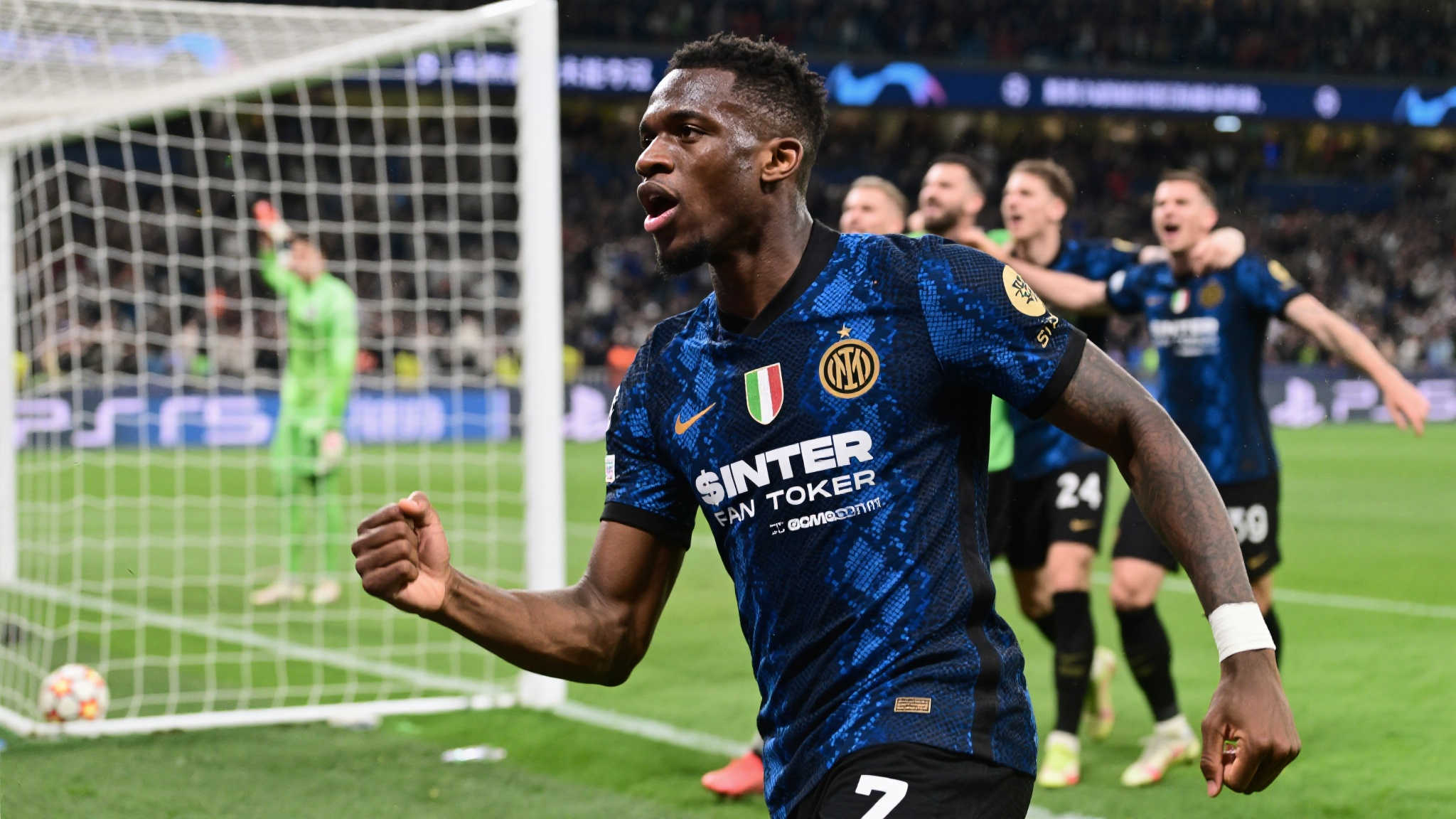 在比赛中，如果说进球是所有人的庆祝时刻，那么失败就